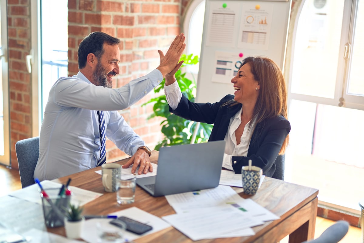 Personas colaborando en un entorno de trabajo